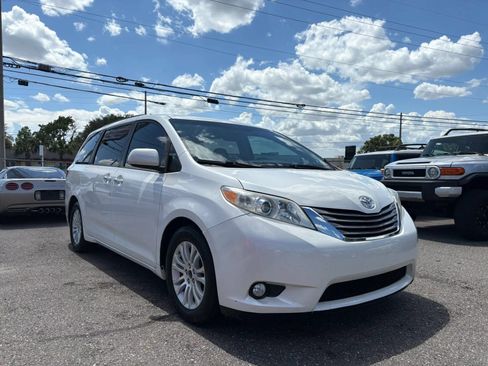 Used 2015 Toyota Sienna XLE Premium FWD image 4