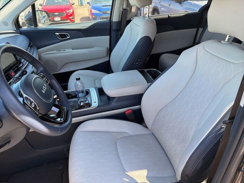 Used 2025 Kia Carnival EX image 12