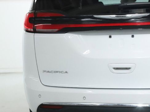 Used 2024 Chrysler Pacifica Select image 42