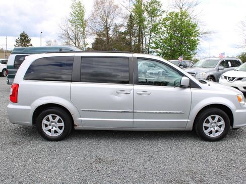 Used 2012 Chrysler Town & Country Touring FWD image 6