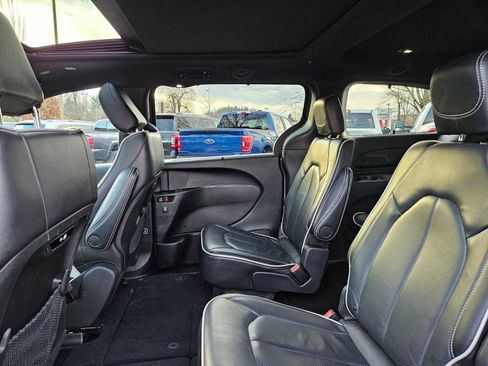 Used 2025 Chrysler Pacifica Limited image 20