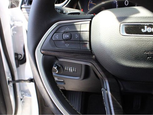 Used 2026 Jeep Grand Cherokee Altitude AWD/4WD image 16
