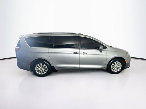 Used 2018 Chrysler Pacifica Touring-L FWD image 10