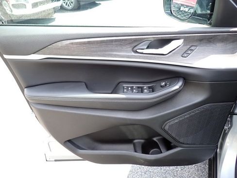 New 2025 Jeep Grand Cherokee Limited image 15