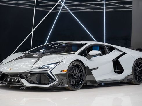 Used 2025 Lamborghini Revuelto image 3