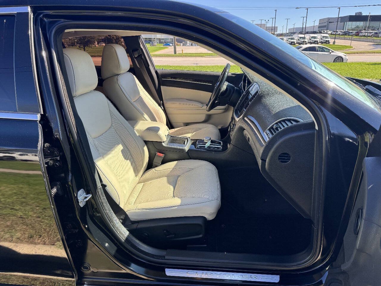 Used 2018 Chrysler 300 Limited AWD/4WD image 13