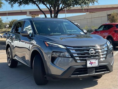 Used 2025 Nissan Rogue SV FWD image 3