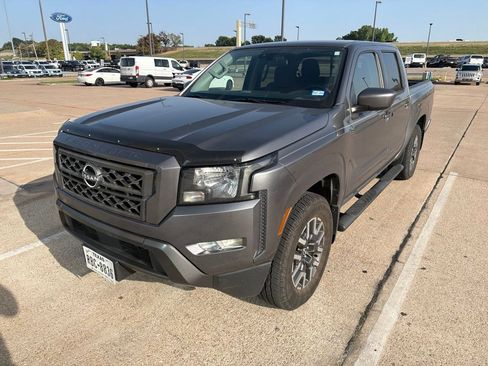 Used 2022 Nissan Frontier SV RWD image 2