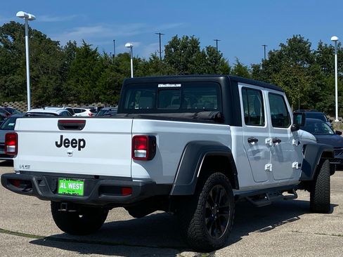 Used 2023 Jeep Gladiator Sport AWD/4WD image 3
