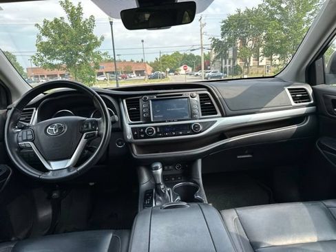 Used 2019 Toyota Highlander XLE AWD/4WD image 3