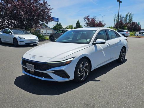 Used 2025 Hyundai Elantra Limited FWD image 3