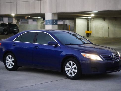 Used 2011 Toyota Camry LE image 10