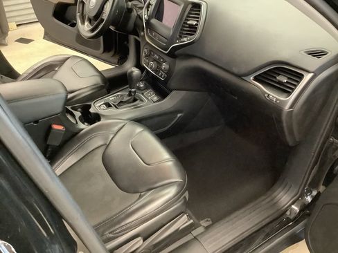 Used 2019 Jeep Cherokee Latitude Plus AWD/4WD image 18