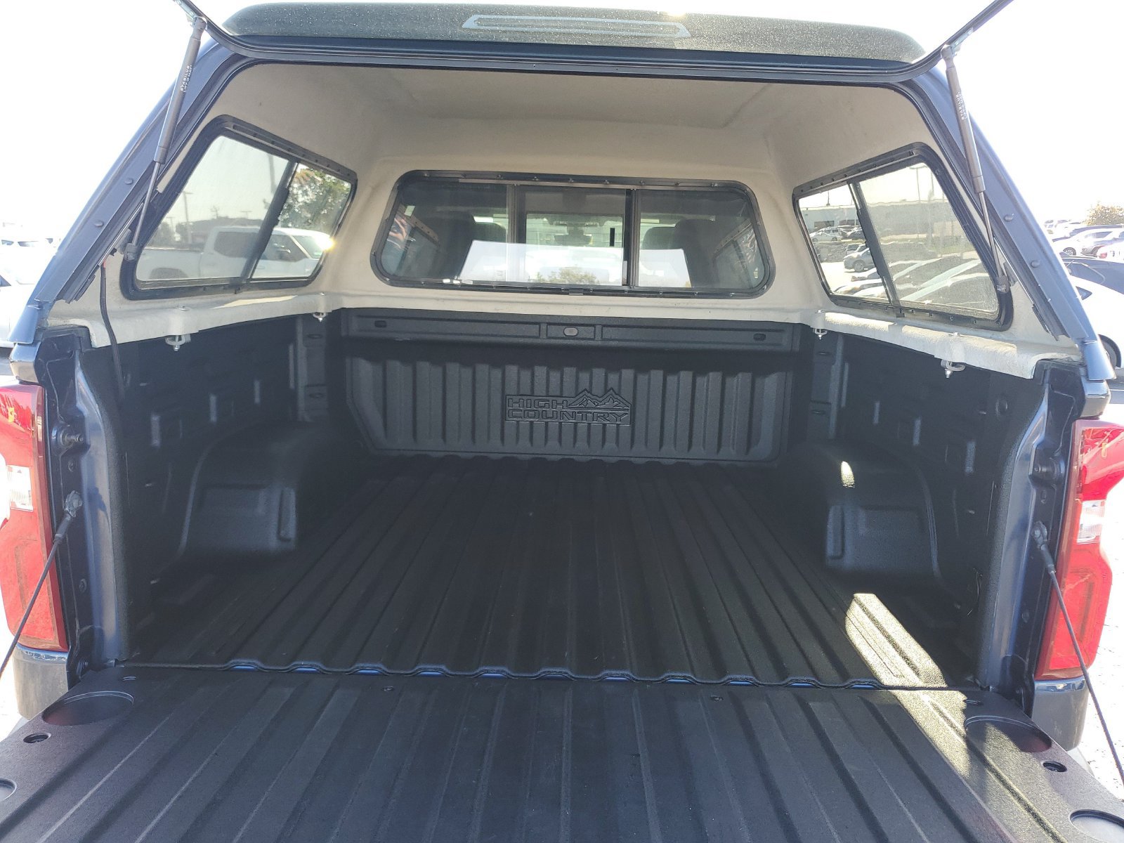 Used 2022 Chevrolet Silverado 1500 High Country w/ Technology Package AWD/4WD image 9