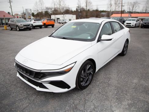 Used 2025 Hyundai Elantra SEL image 7