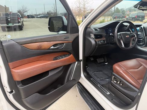 Used 2018 Cadillac Escalade Luxury image 8