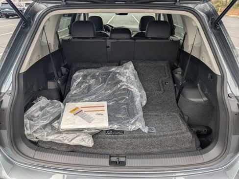 Used 2023 Volkswagen Tiguan SE w/ Panoramic Sunroof Package image 16