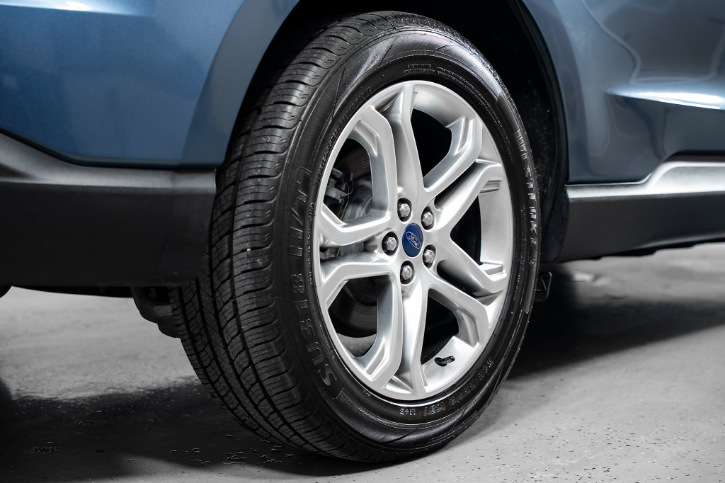 Used 2018 Ford Edge Titanium w/ Equipment Group 301A FWD image 8