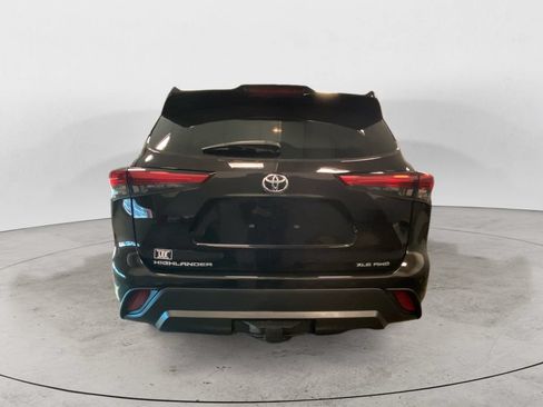 Used 2022 Toyota Highlander XLE AWD/4WD image 4