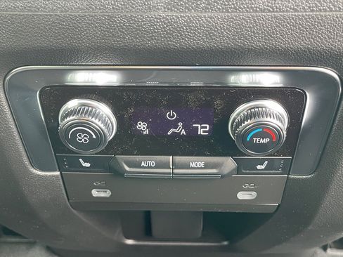 New 2024 GMC Yukon SLT w/ SLT Luxury Package image 9