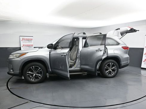 Used 2019 Toyota Highlander LE FWD image 38