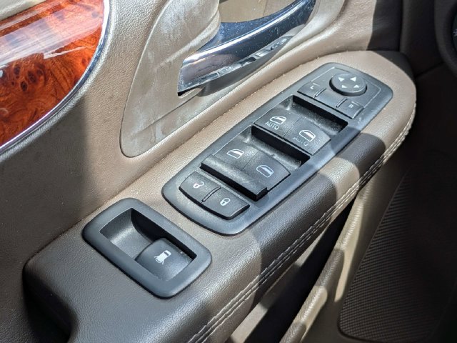 Used 2015 Chrysler Town & Country Touring FWD image 29