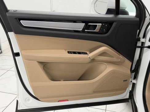Certified 2023 Porsche Cayenne Platinum Edition image 27