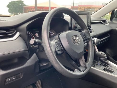 Used 2021 Toyota RAV4 LE FWD image 8