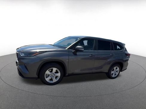 Used 2025 Toyota Highlander LE FWD image 8