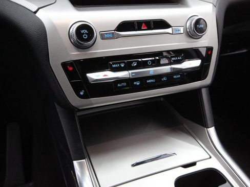 Used 2022 Ford Explorer XLT w/ Equipment Group 202A image 23