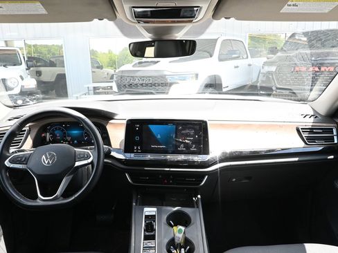 Used 2024 Volkswagen Atlas SE AWD/4WD image 22