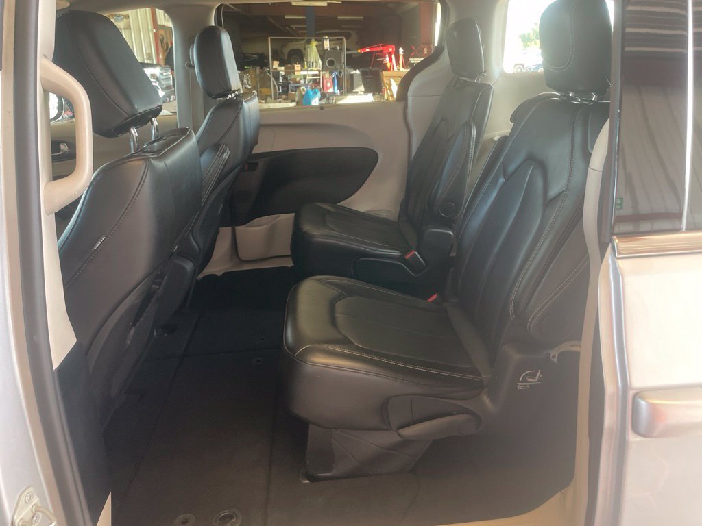 Used 2024 Chrysler Pacifica Touring-L FWD image 12