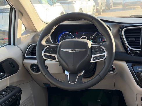 Used 2024 Chrysler Pacifica Touring-L image 25