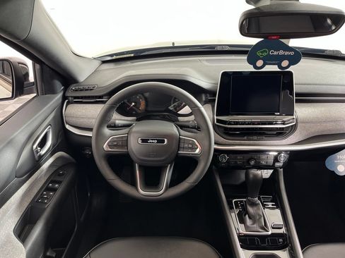 Used 2025 Jeep Compass Latitude AWD/4WD image 2