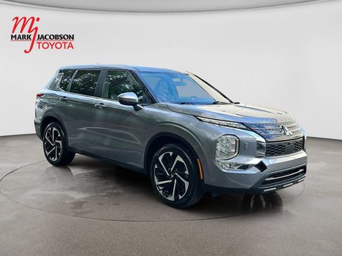 Used 2023 Mitsubishi Outlander SE AWD/4WD image 3