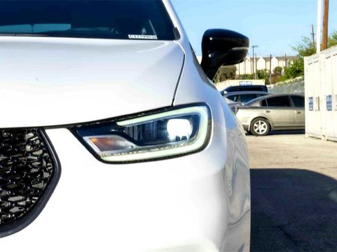 New 2026 Chrysler Pacifica Select w/ S Appearance Package image 24