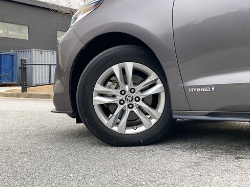 Used 2021 Toyota Sienna Limited image 18