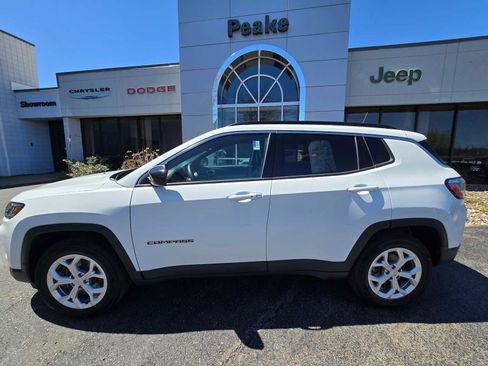 Used 2024 Jeep Compass Latitude AWD/4WD image 3