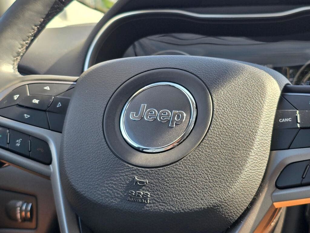 Used 2019 Jeep Cherokee Latitude w/ Cold Weather Group FWD image 27
