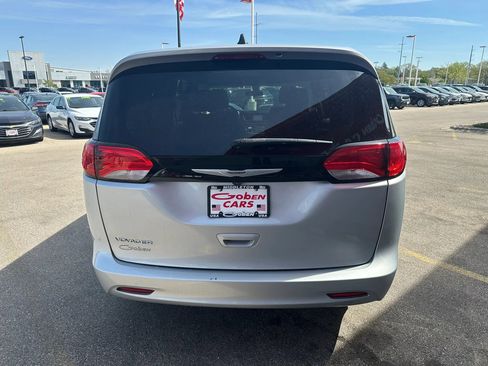 Used 2022 Chrysler Voyager LX FWD image 6