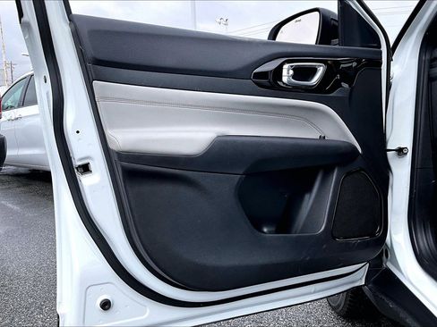 Used 2024 Jeep Compass Limited image 19