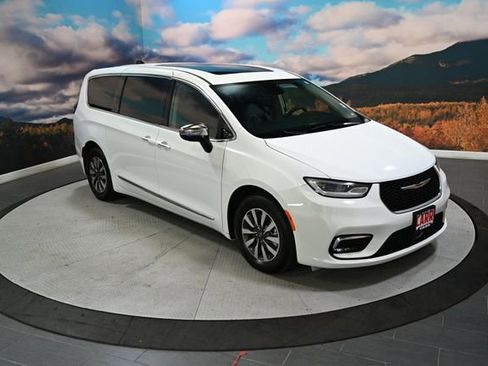 Used 2023 Chrysler Pacifica Limited FWD image 1