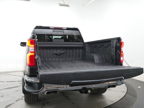 Used 2022 Chevrolet Silverado 1500 LTZ w/ Z71 Off-Road Package AWD/4WD image 17