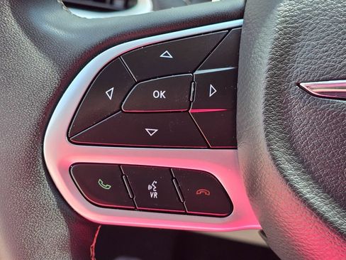 Used 2024 Chrysler Pacifica Limited FWD image 26