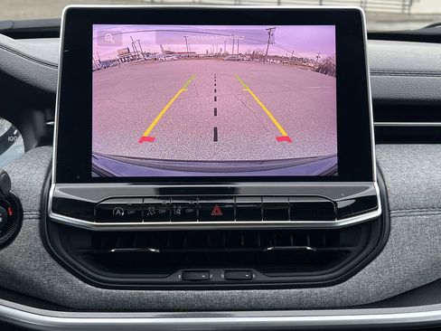 Used 2024 Jeep Compass Latitude image 3