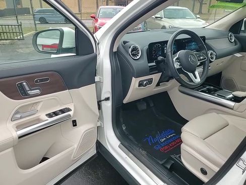 Used 2022 Mercedes-Benz GLA 250 4MATIC w/ Premium Package image 13