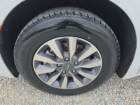 Used 2024 Chrysler Pacifica Select image 8