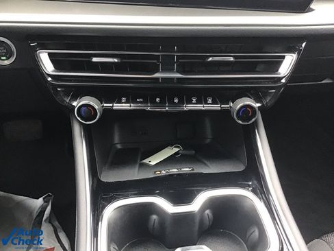 Used 2025 Chevrolet Traverse LT image 43