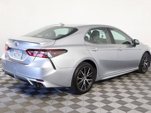 Used 2021 Toyota Camry SE FWD image 3