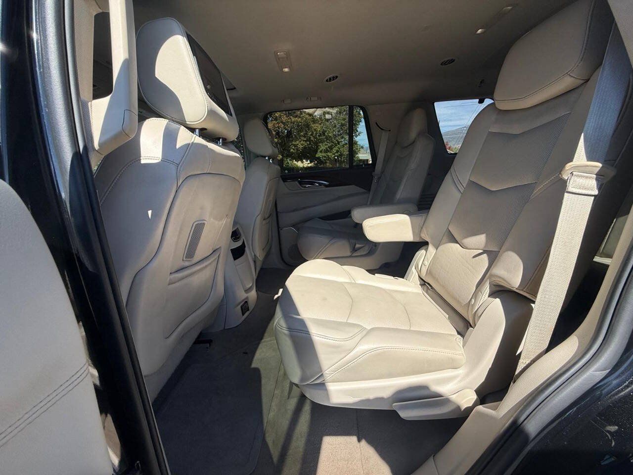 Used 2015 Cadillac Escalade Luxury AWD/4WD image 10